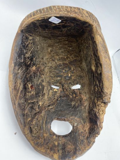 Népal - Masque en bois sculpté et évidé le...