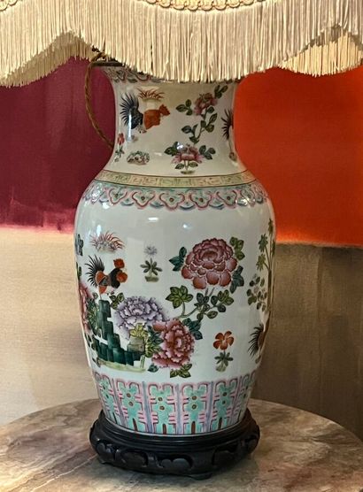 Vase balustre monté en lampe en porcelaine...