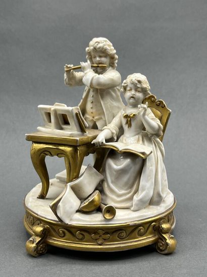 Statuette les musiciens, en porcelaine blanche...