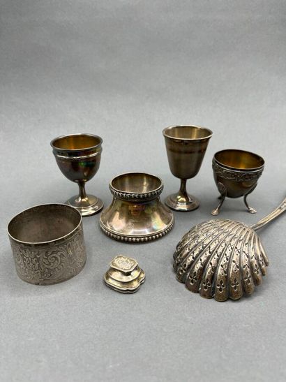 Set of 9 silver napkin rings, 4 silver egg...