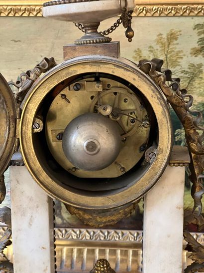 Portico clock in gilt bronze and white marble,...