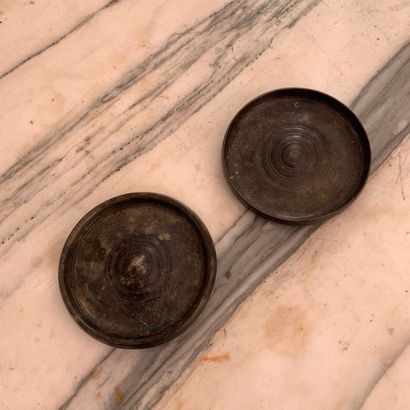 Deux petits miroirs en bronze chinois
Diamètre...