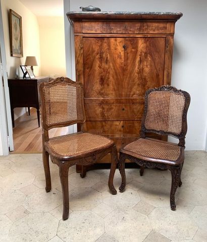 Deux chaises en bois naturel sculpté et mouluré,...
