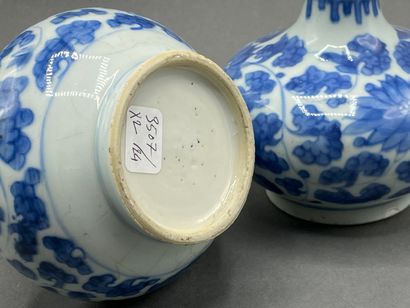 Deux vases bulbeux en porcelaine à décor...