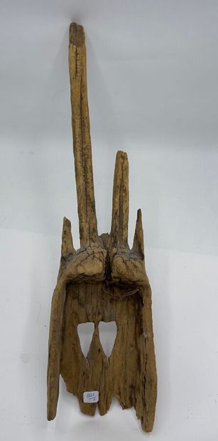 Masque Dogon en bois sculpté et évidé représentant...