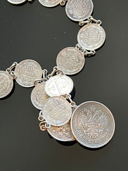 Un collier et un bracelet en argent 800 millièmes...
