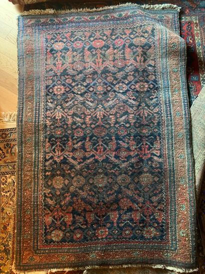 Lot de cinq tapis d'Orient (usures et accidents)...
