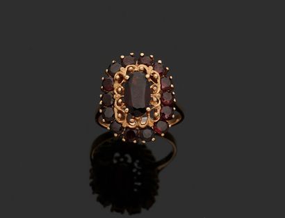 Bague en or jaune 18 k (750 millièmes) ornée...