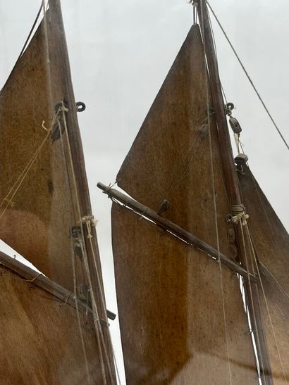 Maquette de bateau en bois, sous verre au...