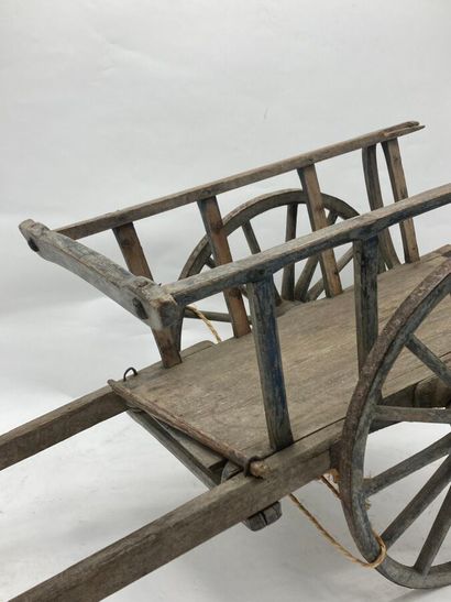 Charrette en bois (fentes et petits manques)
Hauteur...