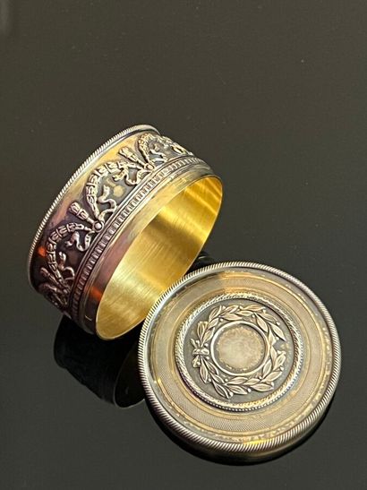 Louis XVI-style circular covered pill box...