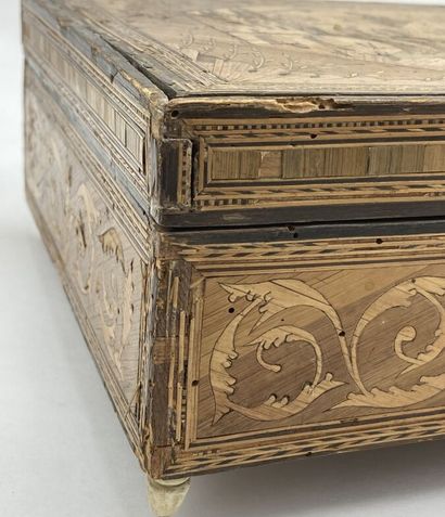 Straw marquetry game box decorated with a...