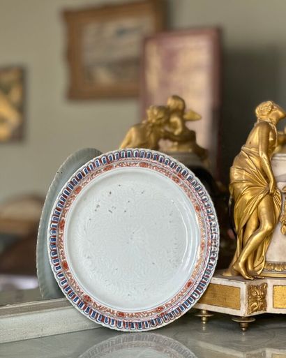 Assiette en porcelaine à décor en relief...