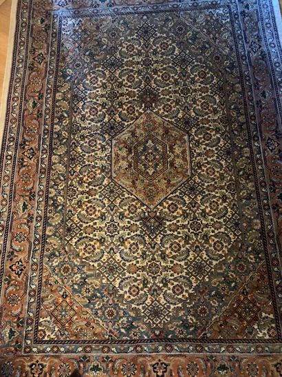 Tapis d'orient à décor de rinceaux sur fond...