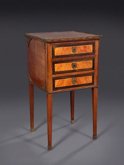 Table de chevet de style Louis XVI en bois...