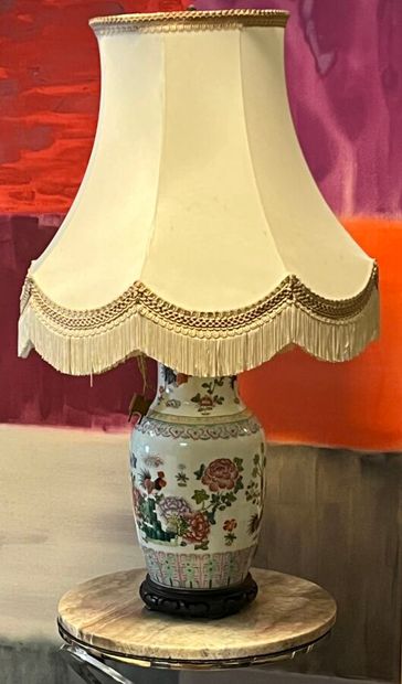 Vase balustre monté en lampe en porcelaine...
