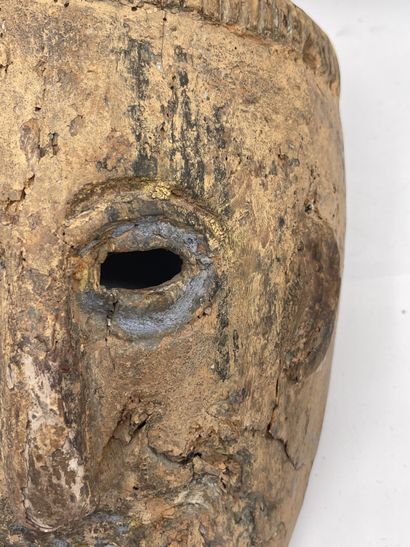 Népal - Masque en bois sculpté et évidé le...