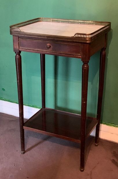 Table de chevet de style Louis XVI en bois...