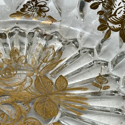 Coupe ronde en cristal taillé à décor doré...