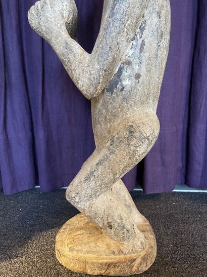 Sculpture en bois sculpté et patiné représenatnt...