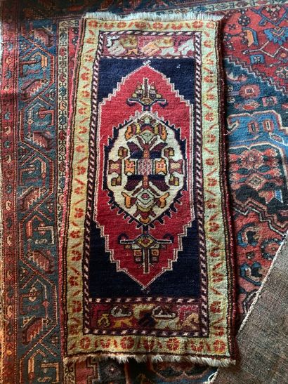 Lot de cinq tapis d'Orient (usures et accidents)...