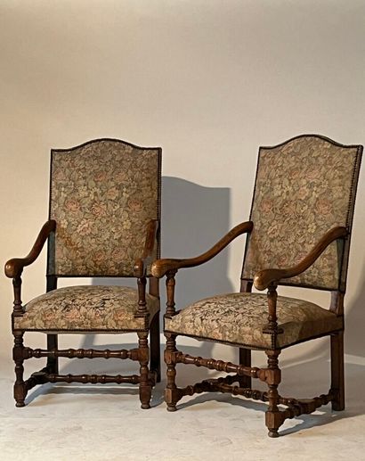 Deux fauteuils de style Louis XIII en bois...