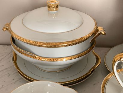 Partie de service de table en porcelaine...