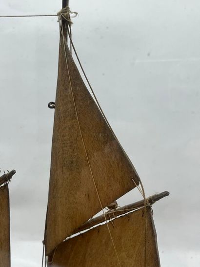 Maquette de bateau en bois, sous verre au...