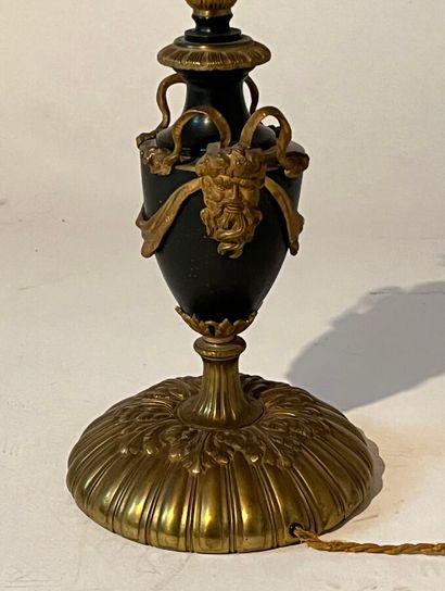 Lampadaire en bronze doré et métal patiné...