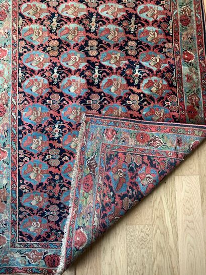 Tapis d'orient en laine à motifs de médaillons...