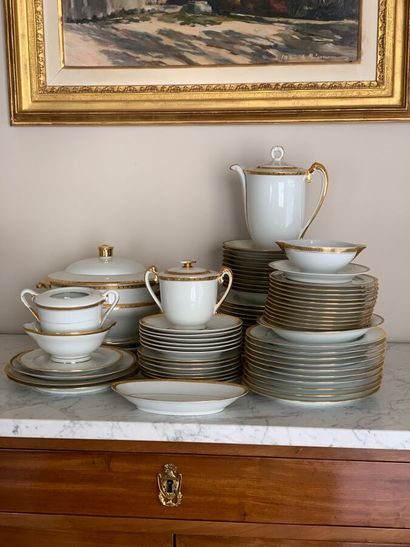 Partie de service de table en porcelaine...