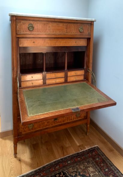 Straight desk in veneered wood with geometric...