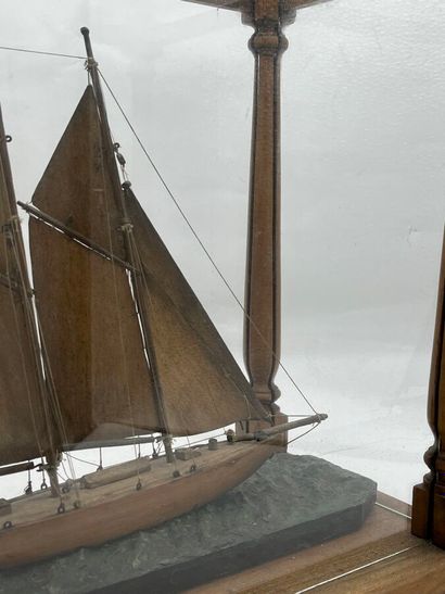 Maquette de bateau en bois, sous verre au...