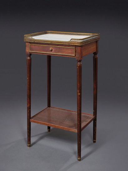 Table de chevet de style Louis XVI en bois...