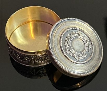 Louis XVI-style circular covered pill box...
