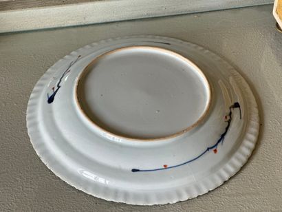 Assiette en porcelaine à décor en relief...