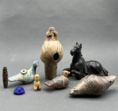 Lot de 7 objets de style archéologique en...