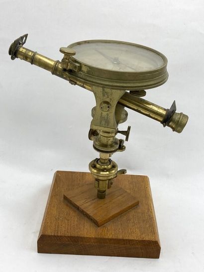 Instrument de topographie signé Petitpierre...