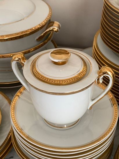 Partie de service de table en porcelaine...