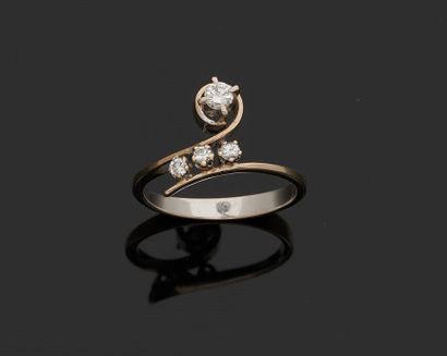 Bague en or gris 18 k (750 millièmes) ornée...