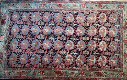 Tapis d'orient en laine à motifs de médaillons...