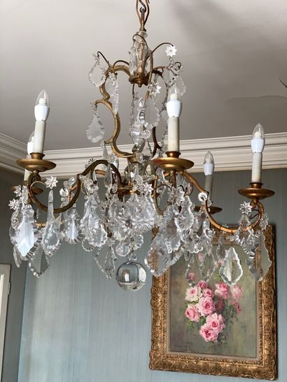 Lustre en métal doré à plaquettes en cristal...