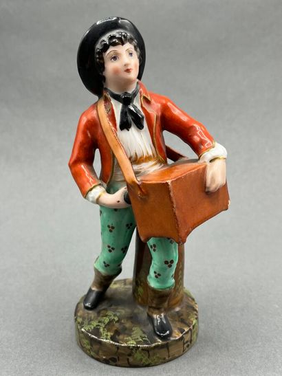 Statuette porte plume en porcelaine polychrome...