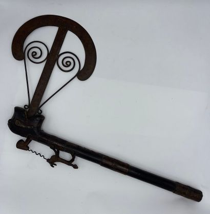 Récade du Dahomey, orment en métal en forme...