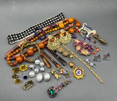 Lot de bijoux fantaisie (usures, certains...