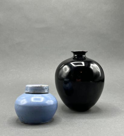 CHINE - Vase globulaire en porcelaine émaillée...
