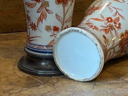 Paire de petits vases balustres en porcelaine...
