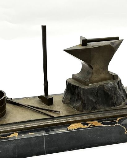 Enclume et outils en bronze sur un socle...