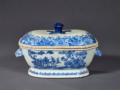 A Compagnie des Indes porcelain tureen with...