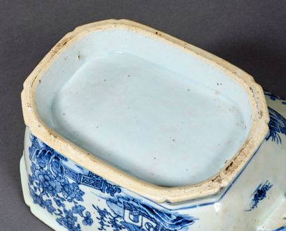A Compagnie des Indes porcelain tureen with...